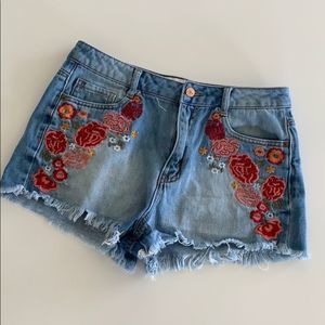 Jean shorts with embroidered flowers Size 28